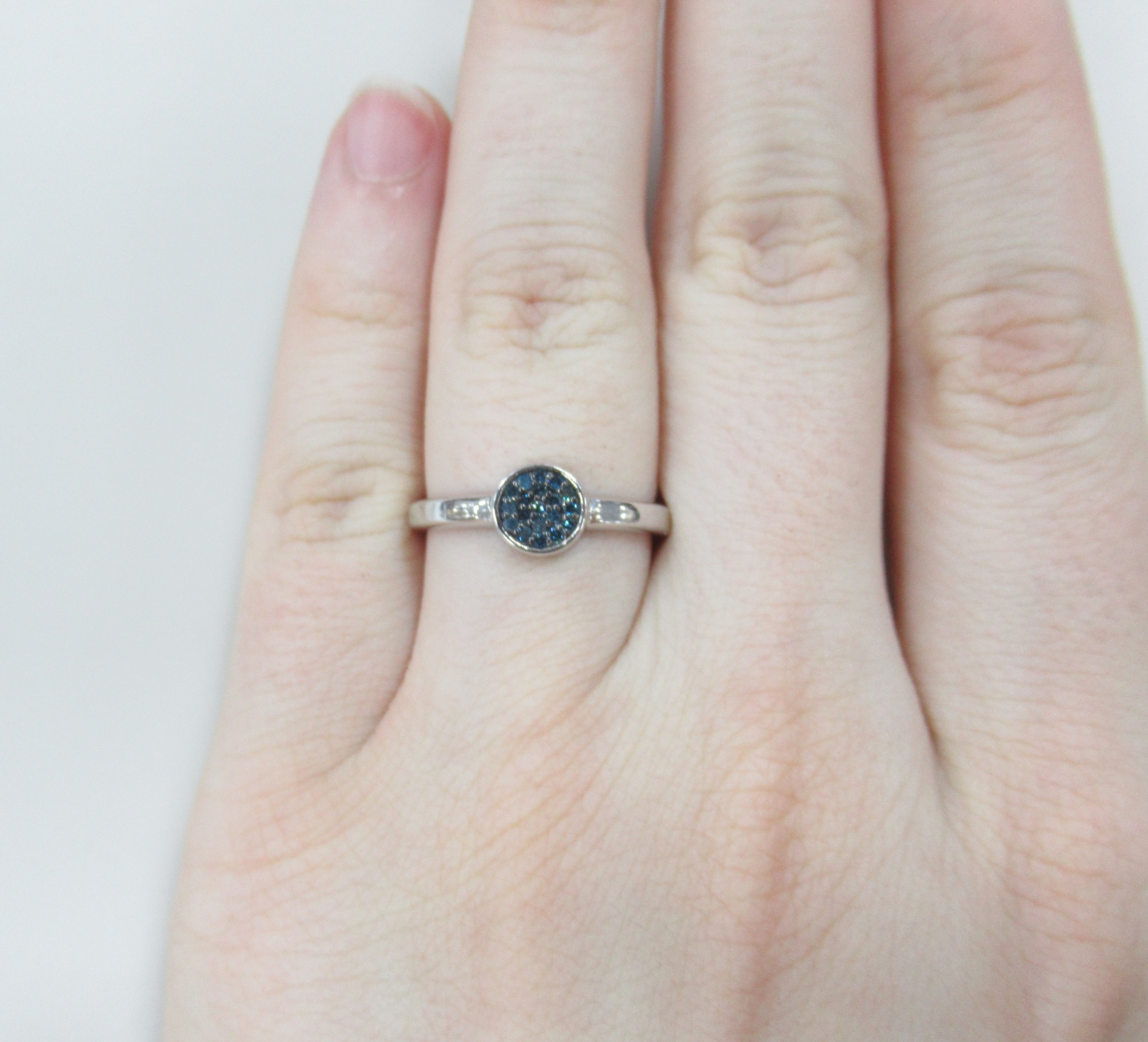 Серебряное кольцо с голубыми бриллиантами